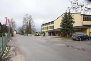 KOVAČEVA ULICA PRI OŠ CERKNICA 01 FOTO LJUBO VUKELIČ